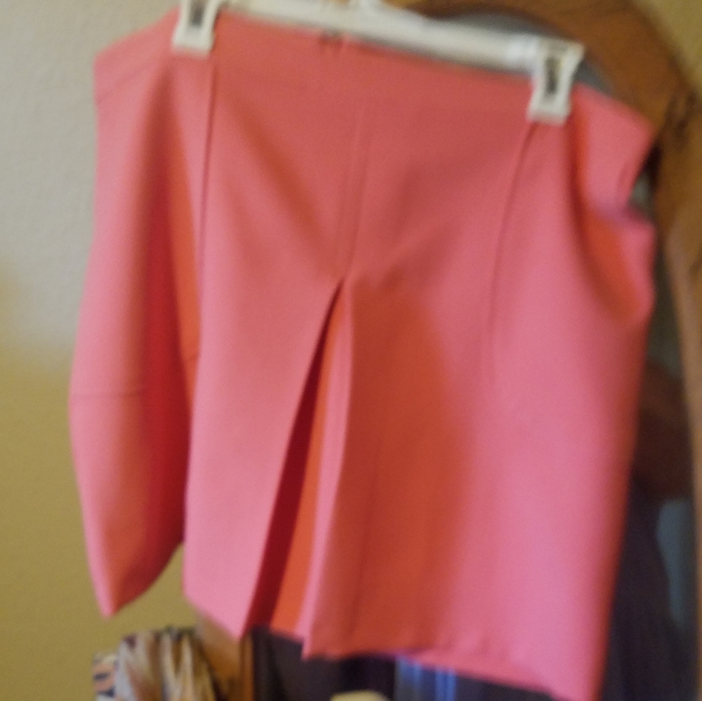 Adorable kick pleat hot pink mini skirt!